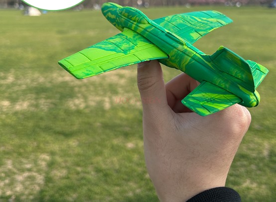 Indoor Sport And Outdoor Sports - Crianças jogando mão jogando pequena aeronave